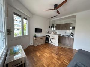 Una cocina y una sala de estar con ventilador de techo. en Le 29 Promenade des Anglais - Golden Square, en Niza