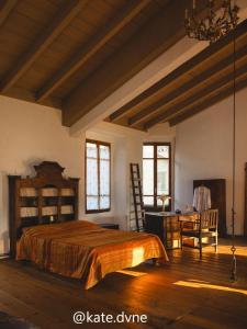 une chambre avec un grand lit et un bureau dans l'établissement B&B Cantine Marchesi, à San Bernardo
