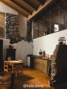 - une cuisine avec une table et un mur en pierre dans l'établissement B&B Cantine Marchesi, à San Bernardo