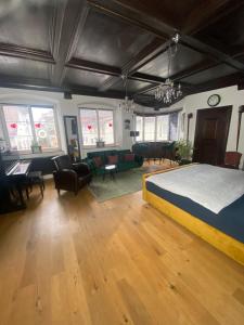 イスニー・イム・アルゴイにあるModerner Altstadttraumのベッドとリビングルームのある寝室