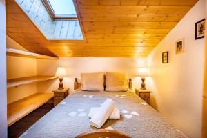 ein Schlafzimmer mit einem Bett auf einem Dachboden in der Unterkunft Pralin #1110 - 4 guests - Ski in - Ski out in Méribel