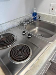 ガルベストンにあるOcean & Pool Views on seawall - Shoreline Stays 10のステンレス製のキッチンシンク(コンロ付)