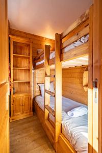 ein Schlafzimmer mit zwei Etagenbetten in einer Kabine in der Unterkunft Pralin #1110 - 4 guests - Ski in - Ski out in Méribel