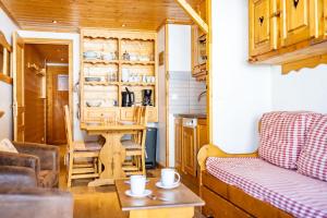 ein Wohnzimmer mit Sofa und Tisch in der Unterkunft Pralin #1110 - 4 guests - Ski in - Ski out in Méribel