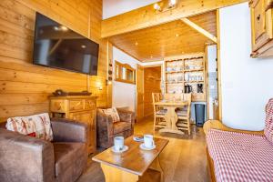 ein Wohnzimmer mit Sofa und Tisch in der Unterkunft Pralin #1110 - 4 guests - Ski in - Ski out in Méribel