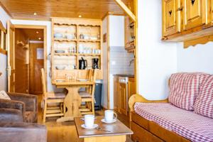 ein Wohnzimmer mit Sofa und Tisch in der Unterkunft Pralin #1110 - 4 guests - Ski in - Ski out in Méribel + 23 Fotos