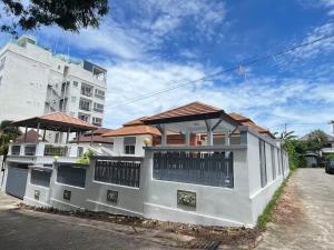 Το κτήριο όπου στεγάζεται  η βίλα