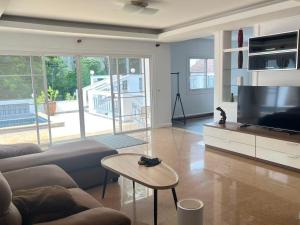 Μια τηλεόραση ή/και κέντρο ψυχαγωγίας στο ZJ Garden Pool Villa