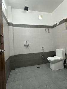 Un baño con inodoro y ducha en Veridian Villa, en Kānpur