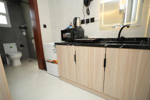 eine Küche mit einem Waschbecken und einem WC in der Unterkunft فندق ذا اس سكوير المطار The S Square Airport Hotel in Dschidda + 45 Fotos