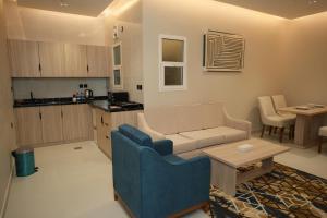 ein Wohnzimmer mit Sofa und Tisch in der Unterkunft فندق ذا اس سكوير المطار The S Square Airport Hotel in Dschidda