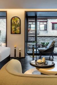 a room with a bed and a table and chairs at Yifan Shangyuan in Datong