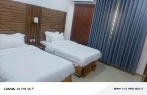 two beds in a hotel room next to each other at رندة المدن للشقق المخدومة in Jazan +6 photos