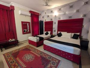 Ένα ή περισσότερα κρεβάτια σε δωμάτιο στο Hotel Royal Grand +152 φωτογραφίες