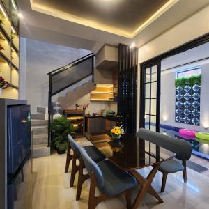 a dining room with a table and some chairs at Villa Yo and By in Karangploso