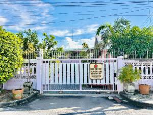 プラナコーン・シー・アユタヤにあるHome one love Ayutthaya bangalow zoneの家の前の看板付き白い柵