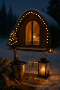 加格雷夫The Dales Gateway Retreat的一张桌子,上面放着两杯葡萄酒和蜡烛