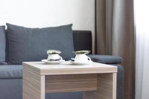 une table avec deux vases posés dessus dans l'établissement Hotel Sonnenhof Pleinfeld, à Pleinfeld
