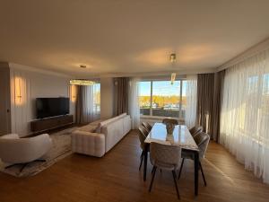 Μια τηλεόραση ή/και κέντρο ψυχαγωγίας στο Luxury Oasis in the Heart of the City