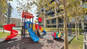 Ο χώρος παιχνιδιού για παιδιά στο Stylish 1BR with Private Balcony Saadiyat Stay