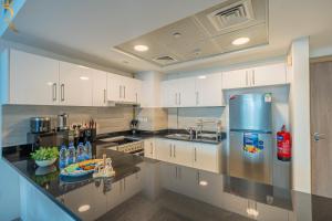 Η κουζίνα ή μικρή κουζίνα στο Stylish 1BR with Private Balcony Saadiyat Stay