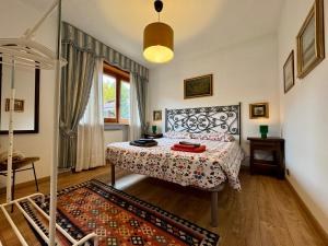 a bedroom with a bed and a rug at Ampio appartamento per 8 a due passi dal centro in Bardonecchia