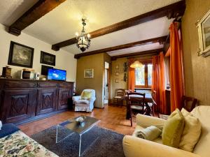 a living room with a couch and a table at Ampio appartamento per 8 a due passi dal centro in Bardonecchia