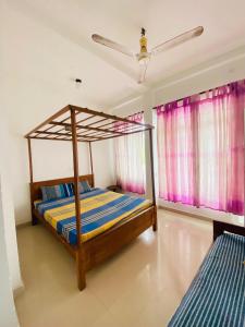 Giường trong phòng chung tại Turtle Beach Resert