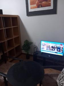 Μια τηλεόραση ή/και κέντρο ψυχαγωγίας στο Studio calme, ventilé dans écrin de verdure 2mns de la plage, du bourg