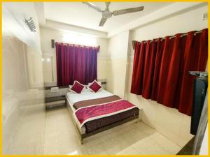 Postel nebo postele na pokoji v ubytování Hotel SP Inn Residency Near Shree Sai Baba Temple - Fully Air conditioned Room - Free Wifi And parking Available - Best Premium Hotel In Shirdi + 8 fotografií