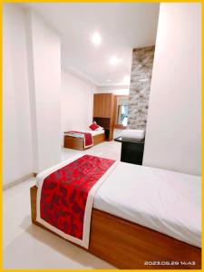 Postel nebo postele na pokoji v ubytování Hotel SP Inn Residency Near Shree Sai Baba Temple - Fully Air conditioned Room - Free Wifi And parking Available - Best Premium Hotel In Shirdi