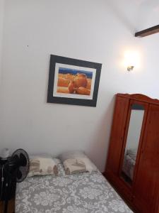 Ένα ή περισσότερα κρεβάτια σε δωμάτιο στο Studio calme, ventilé dans écrin de verdure 2mns de la plage, du bourg