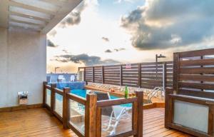 a balcony with a swimming pool with a view at סוויטת אפנדי in Ya‘ara