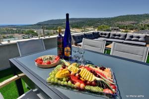 a tray of fruit and vegetables on a table at סוויטת אפנדי in Ya‘ara +33 photos