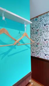 un cintre en bois dans une chambre avec un mur bleu dans l'établissement Rio Grande - Vacation STAY 24026v, à Higashiizu