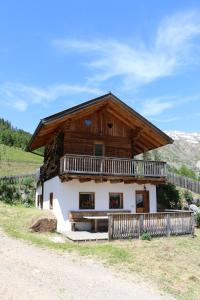 a log cabin with a bench in front of it at Wieshof Schnals Bauernhofurlaub in Maso Corto