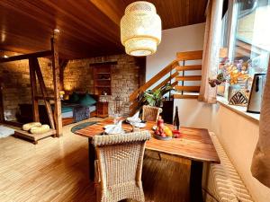 comedor con mesa y habitación con cama en Ferienwohnung zum Woibauer, en Deidesheim