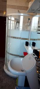 een badkamer met een wit toilet en een wastafel bij Casa Nuara in Novara