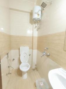 Koupelna v ubytování CHANDRAM HOTEL I just 450mtr from shreenathji temple I 7TO8 min walking distance I 966o9o1oo6