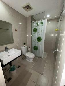 Koupelna v ubytování Lalaine's Condo