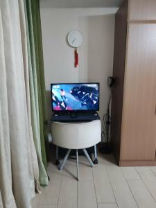 TV a/nebo společenská místnost v ubytování Lalaine's Condo