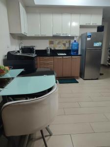 Kuchyň nebo kuchyňský kout v ubytování Lalaine's Condo