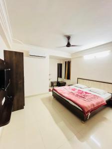 Postel nebo postele na pokoji v ubytování CHANDRAM HOTEL I just 450mtr from shreenathji temple I 7TO8 min walking distance I 966o9o1oo6