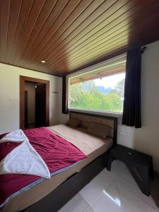 Ένα ή περισσότερα κρεβάτια σε δωμάτιο στο Giri Nele Homestay Chikmangalur +18 φωτογραφίες