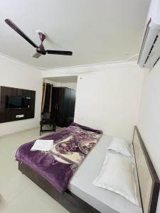 Postel nebo postele na pokoji v ubytování CHANDRAM HOTEL I just 450mtr from shreenathji temple I 7TO8 min walking distance I 966o9o1oo6