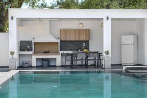 una cocina y una piscina en una casa en Elaya Villa, en Zakynthos