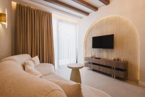 uma sala de estar com um sofá e uma TV de tela plana em Apartments Stanaj em Ulcinj