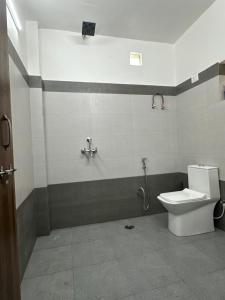 Un baño con inodoro y ducha en Veridian Villa, en Kānpur 54 fotos más