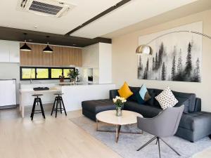 a living room with a couch and a kitchen at Tierra Utopia 