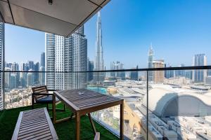 a balcony with a table and a view of a city at Boulevard Point I Burj Khalifa Fireworks View in Dubai